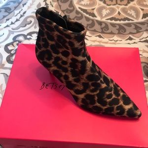 Brand new Betsy Johnson size 8 Verona leopard boot